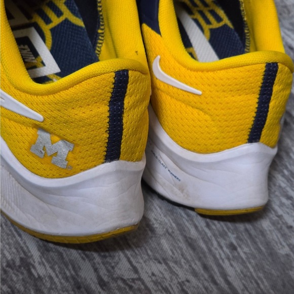 Nike Air Zoom Pegasus 38 Michigan Wolverines Navy Yellow Running Shoes M 4.5 W 6 - Picture 2 of 15